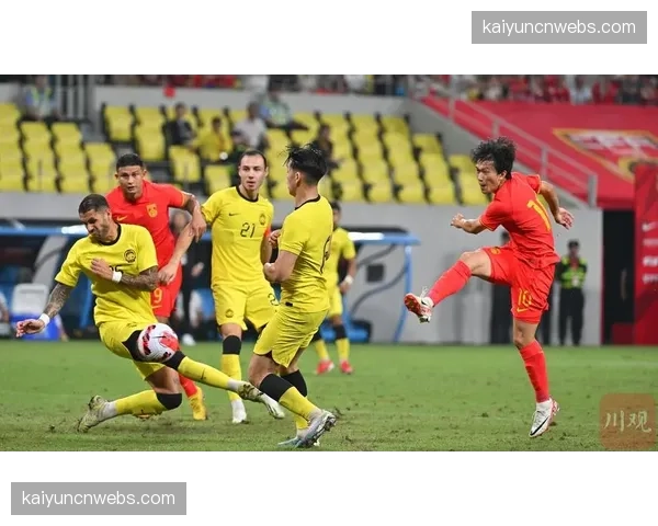 特写：场边医疗团队紧急处理球员腿部抽筋，五分钟恢复比赛