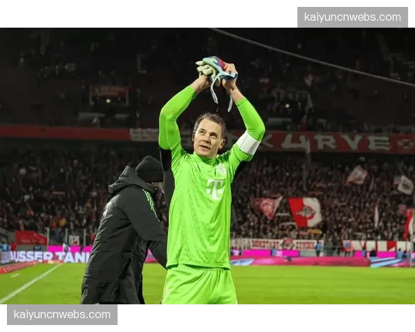 特写镜头：诺伊尔神扑后怒吼，力保拜仁城门不失